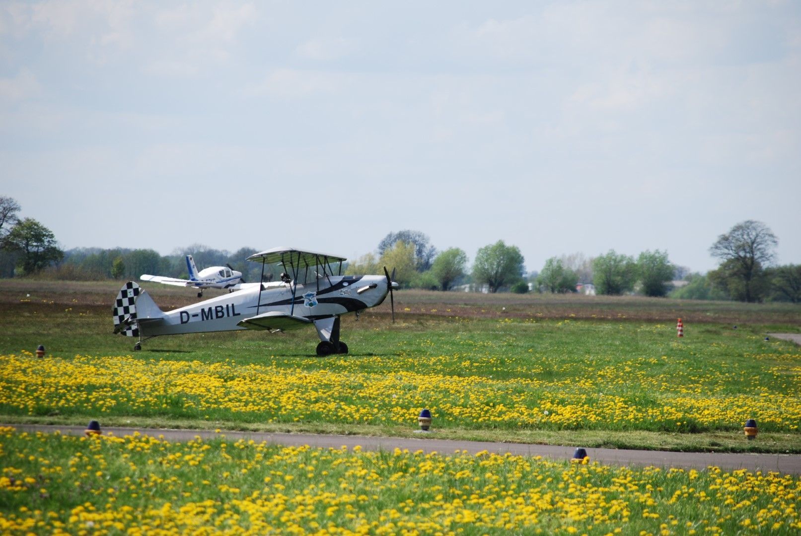 Flugzeig auf Flugplatz
