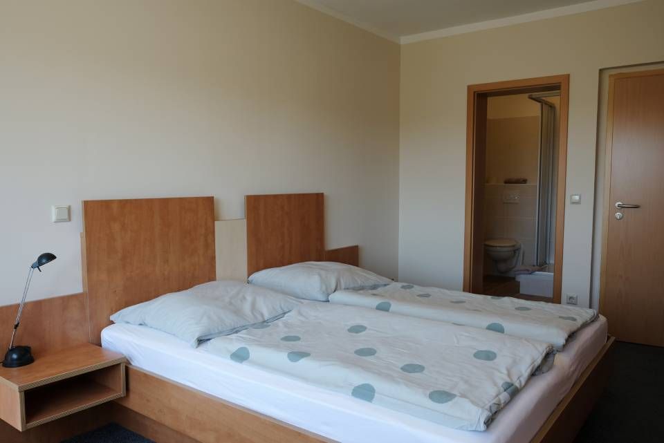 Hotelzimmer mit Doppelbett