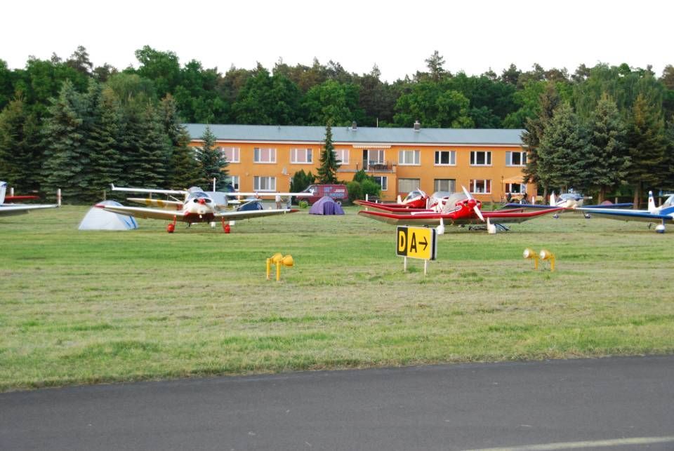 Flugzeuge vor Pension Fly Inn Kyritz