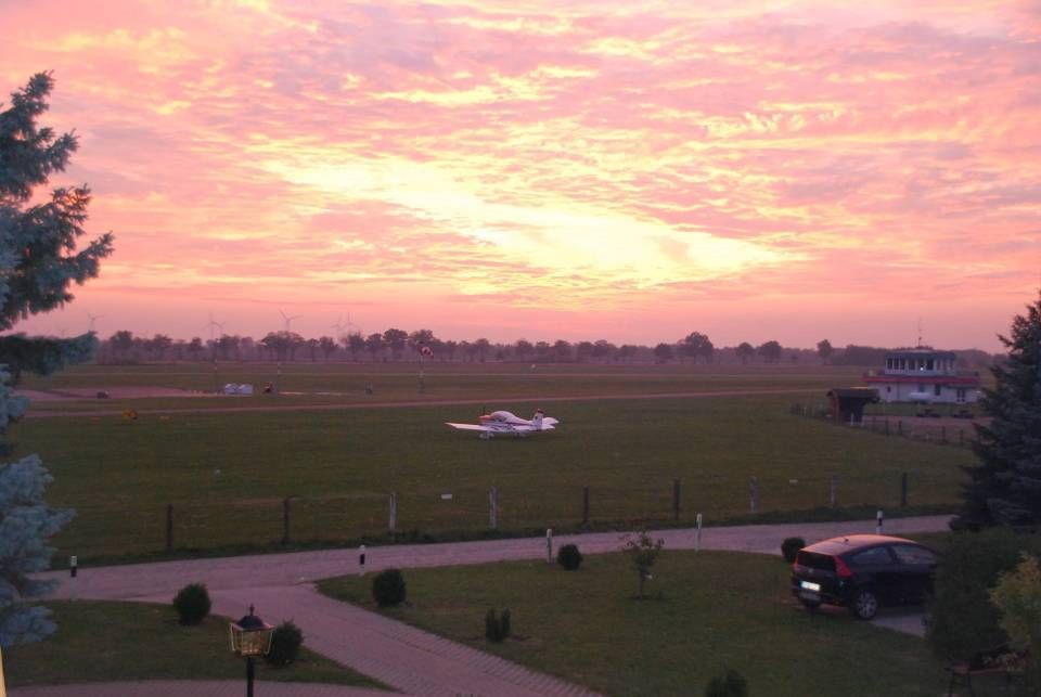 Flugplatz Pension Fly Inn Kyritz bei Sonnenuntergang