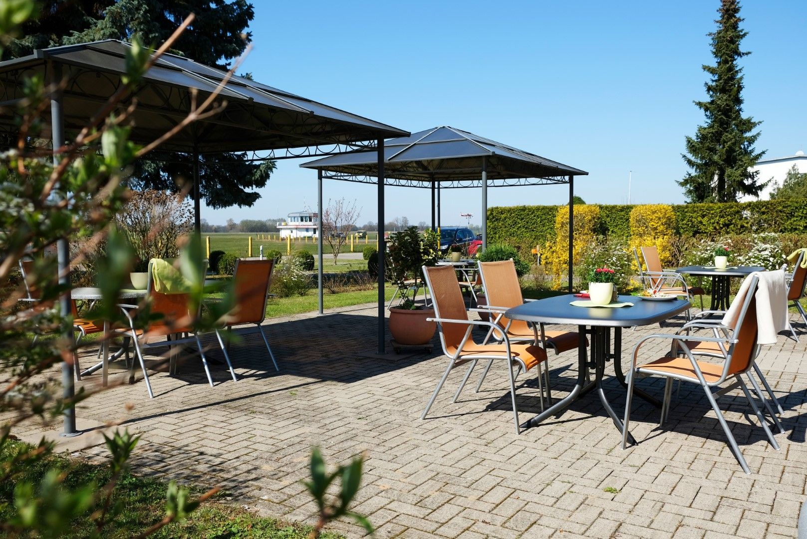 Flugzeig auf Flugplatz