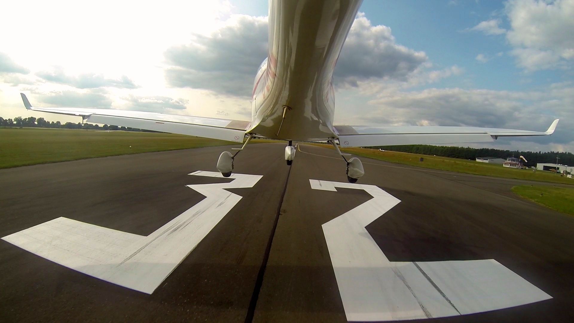 Flugzeig auf Flugplatz