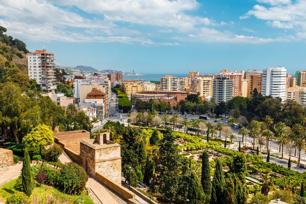 Una vista aérea de una ciudad con un parque en primer plano.