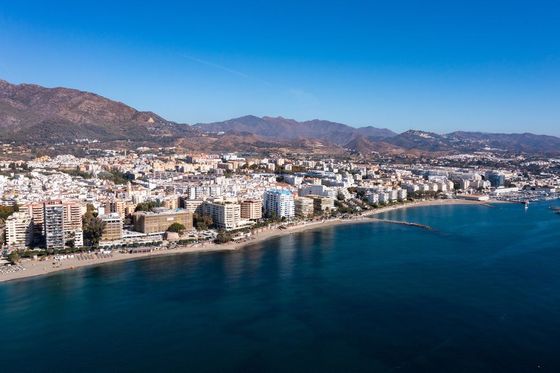 Una vista aérea de una ciudad rodeada de agua y montañas.