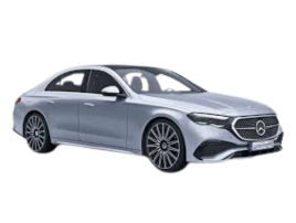 Se muestra un sedán Mercedes Benz plateado sobre un fondo blanco.