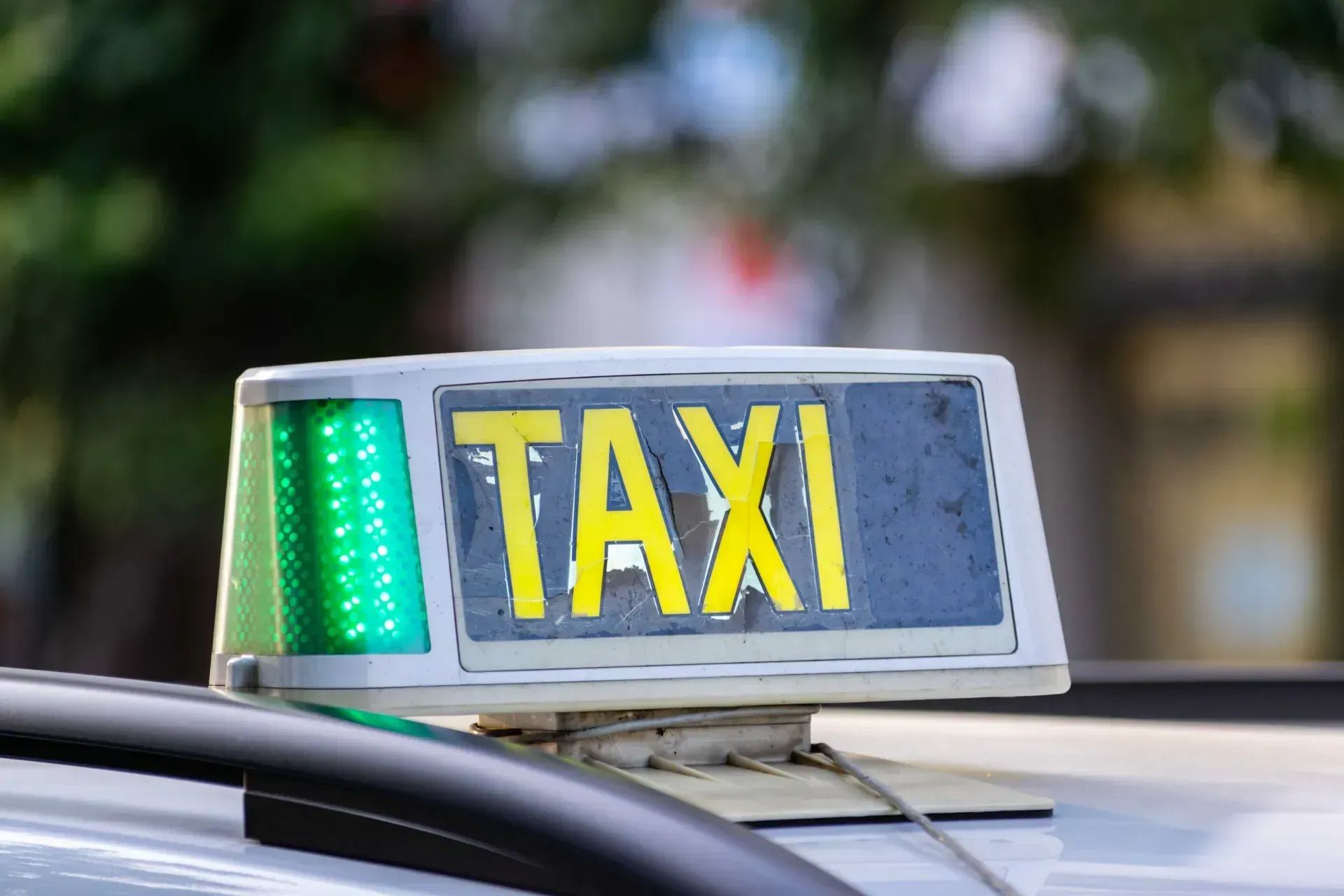 Un cartel de taxi en el techo de un coche