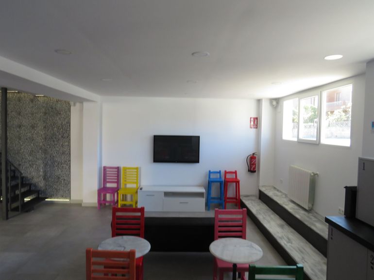 Un jarrón de flores está sobre una mesa en una sala de estar.