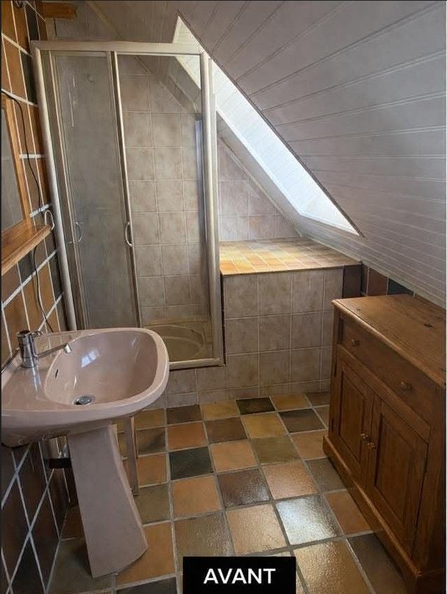 Petite salle de bains vintage avec lavabo sur pied, miroir rond, appliques murales 
