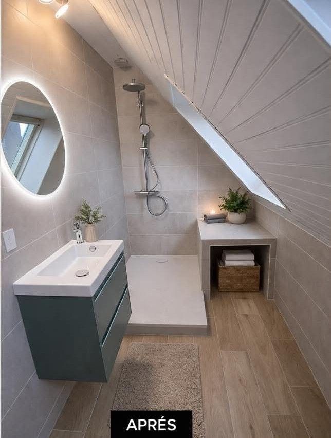 Salle de bains aux murs de pierre avec baignoire en bois, marches, parquet à chevrons