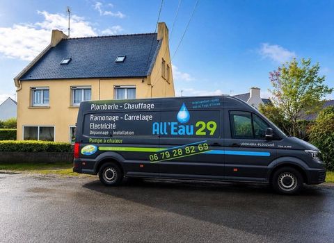 Camionnette bleue de distribution d'eau garée devant une maison jaune dans une rue résidentielle