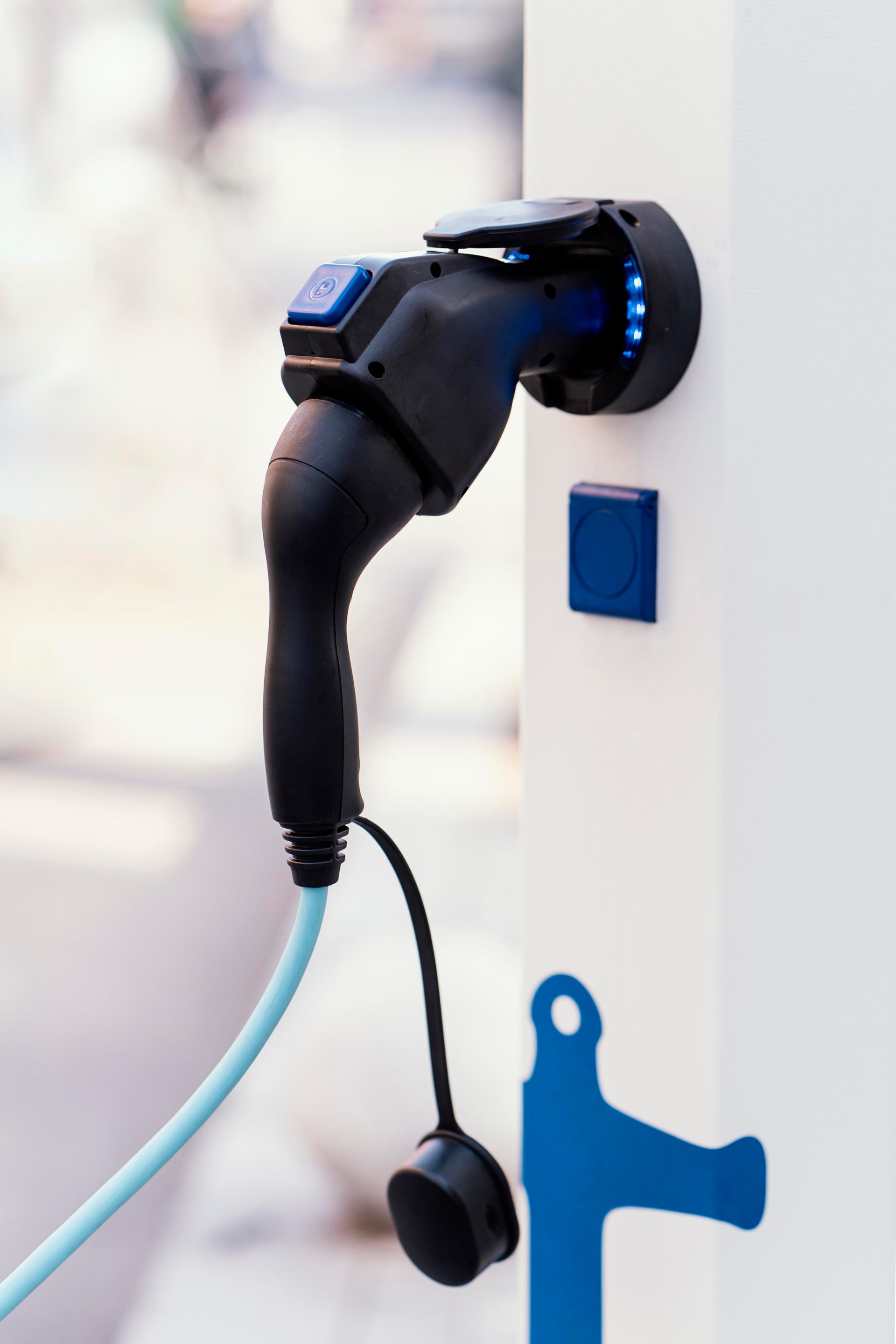 Prise de charge murale noire avec des accents bleus