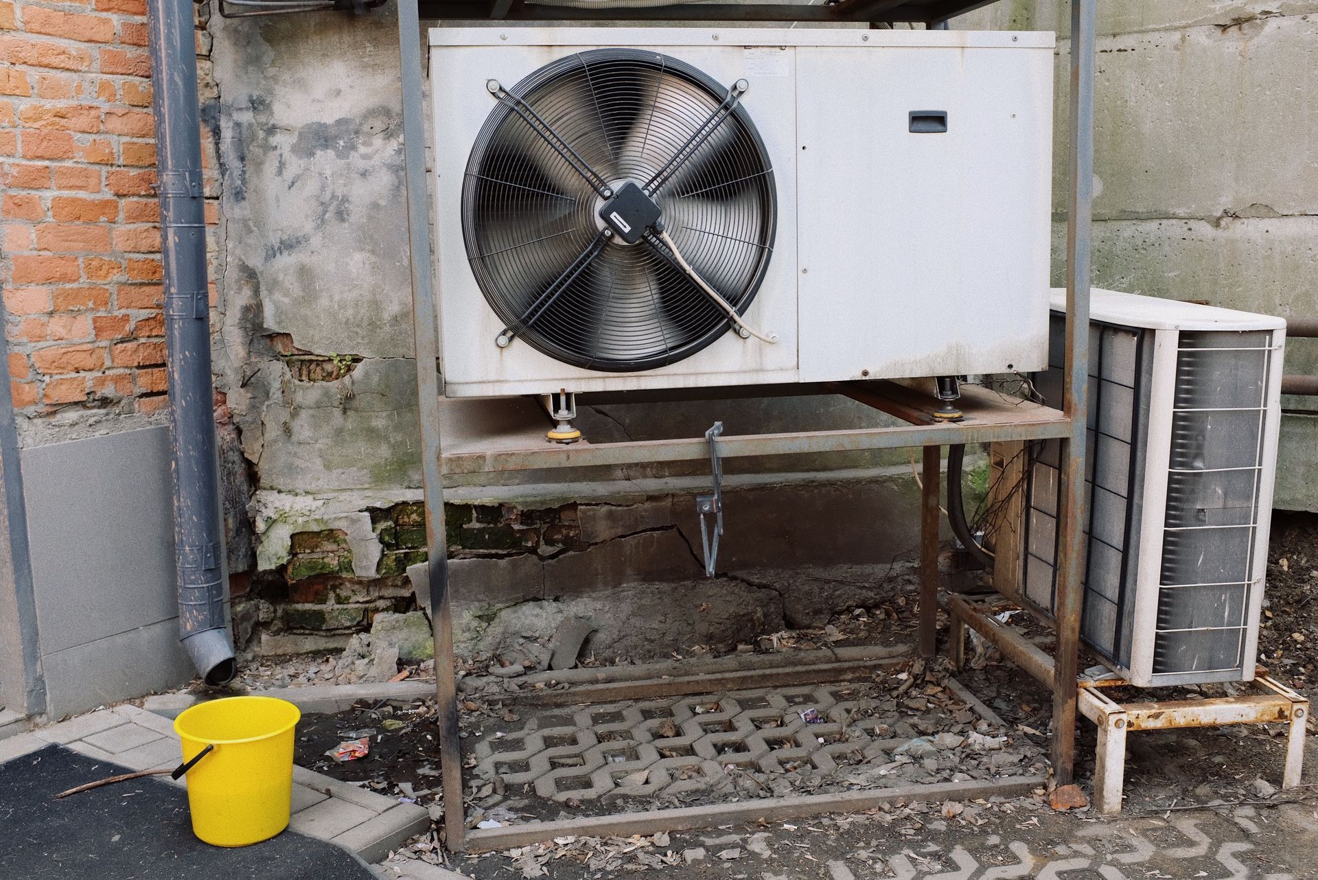 Unité de refroidissement industrielle extérieure avec un grand ventilateur 