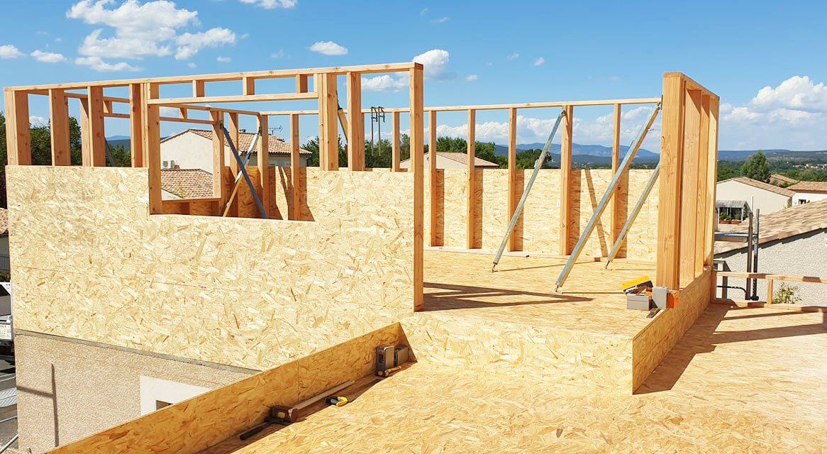 Construction d'un étage supplémentaire de maison en ossature en bois