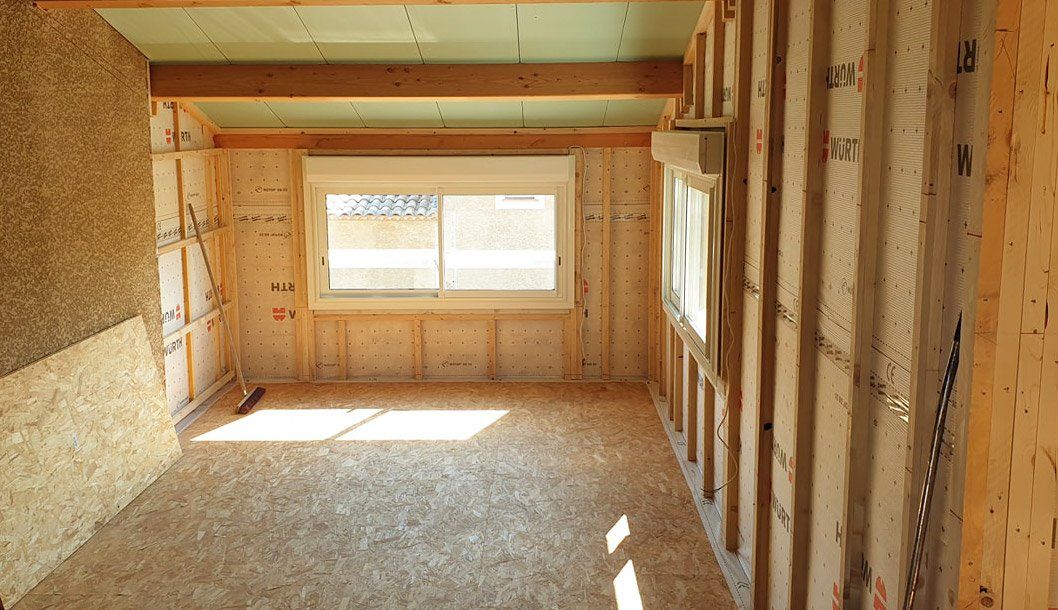 Intérieur de maison sur un chantier de construction avec une ossature en bois