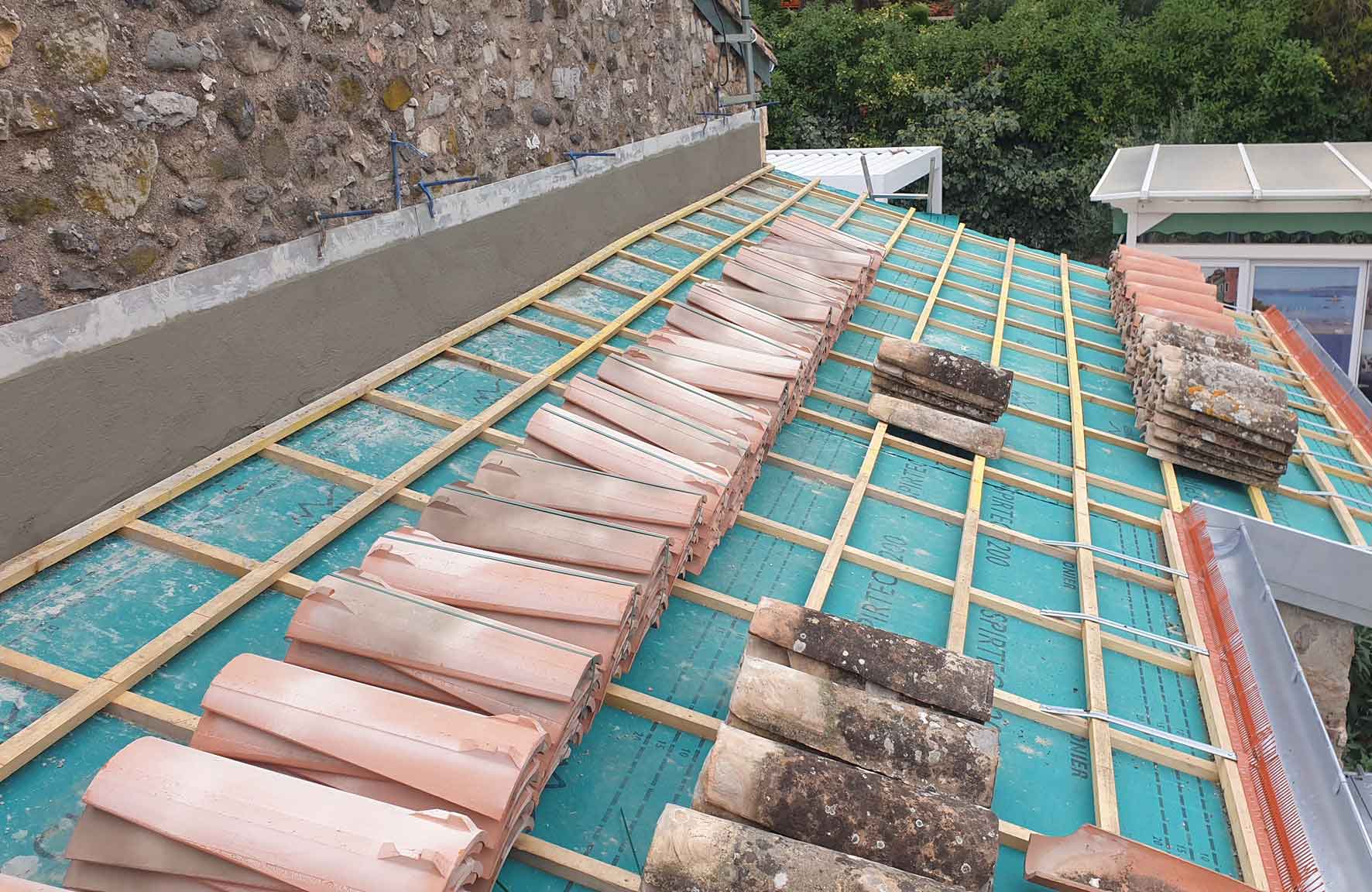 Une toiture en pleine rénovation de couverture en tuiles