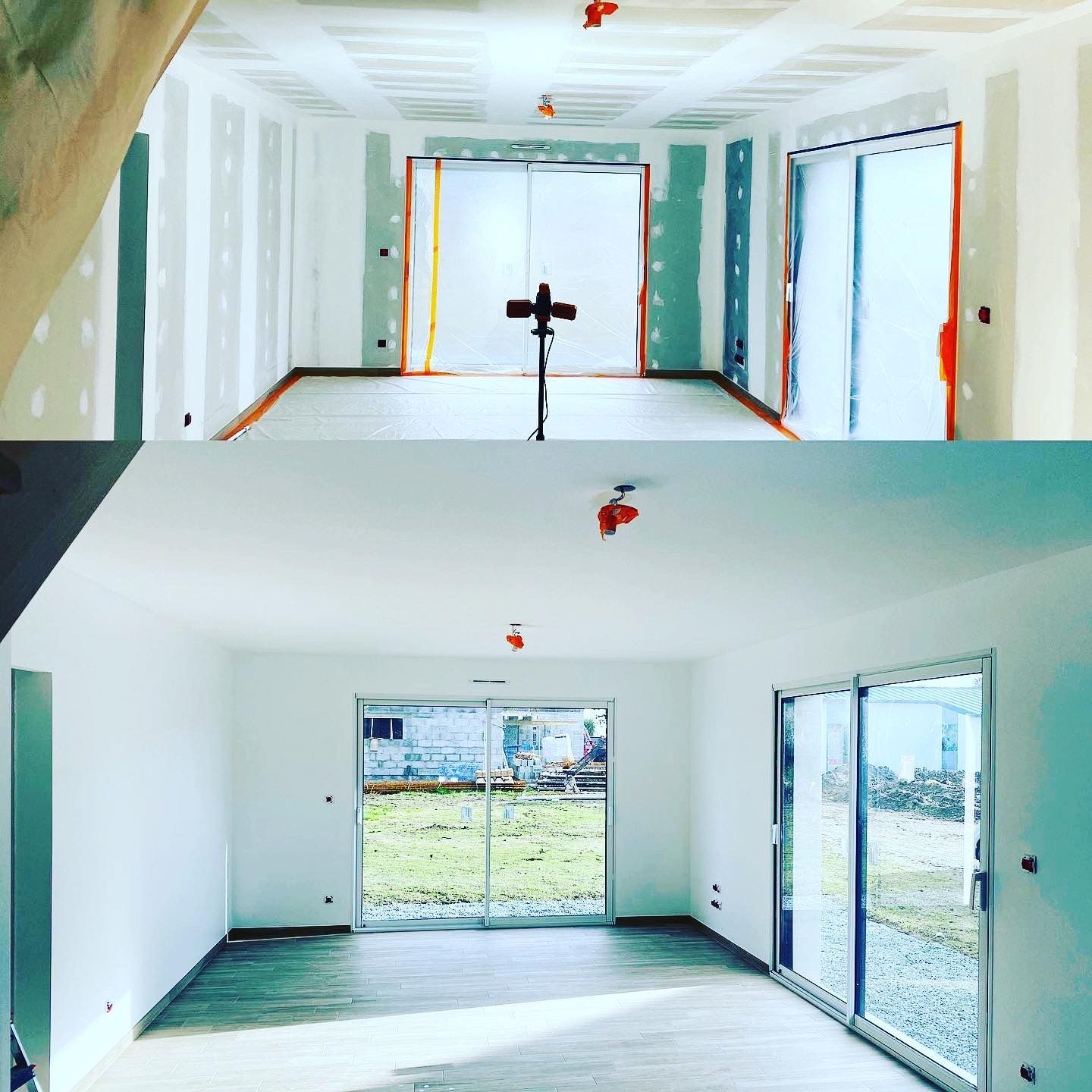 Pièce avant et après peinture; murs blancs, grandes fenêtres, cloisons sèches visibles sur l'image du haut.