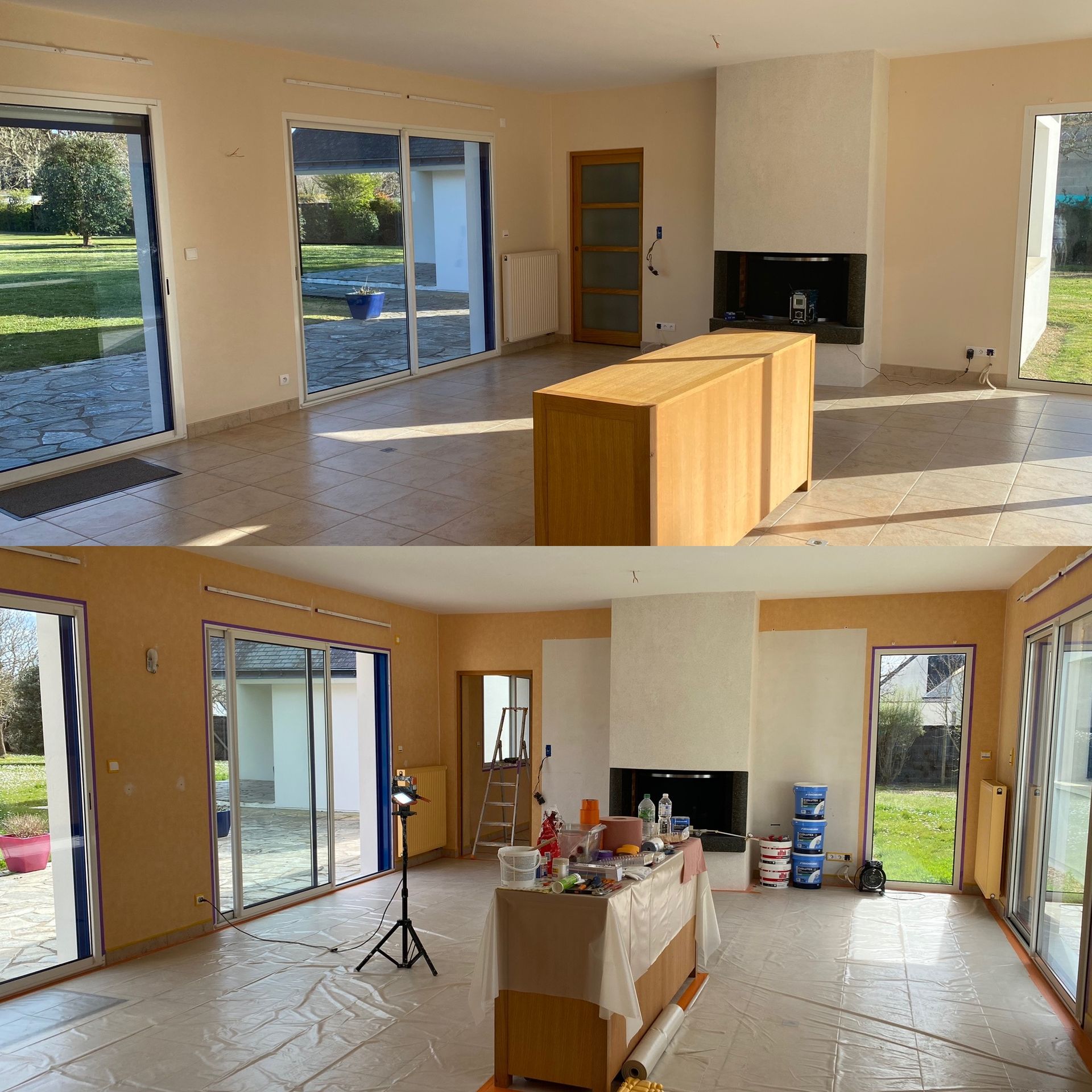 Deux vues d'une pièce en cours de rénovation. On y voit de grandes fenêtres, une cheminée et des armoires.