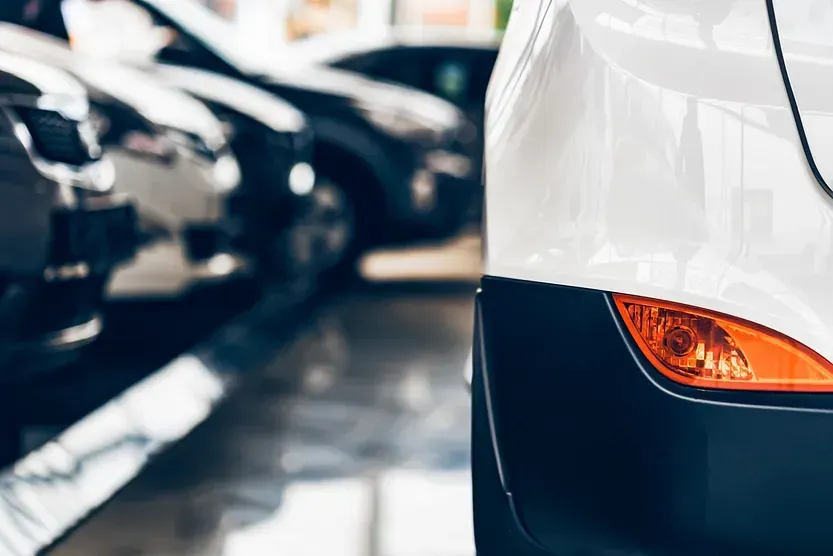 Una fila de coches están aparcados en una sala de exposición.