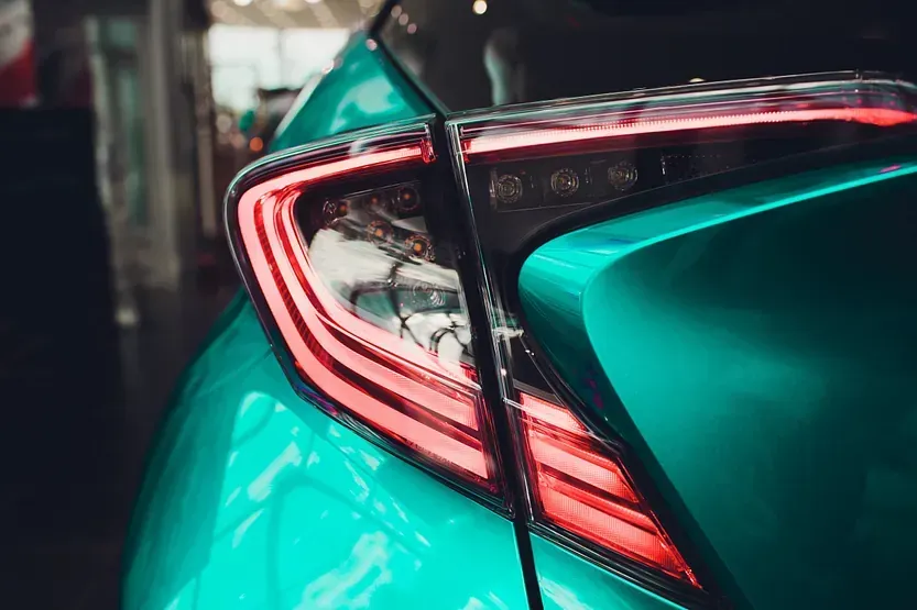 Un primer plano de la luz trasera de un coche verde.