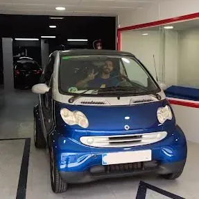 Un coche con el capó levantado tiene una matrícula que dice hvp
