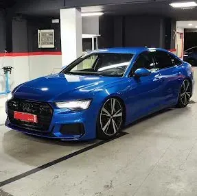 Un Audi A7 azul está aparcado en un garaje.