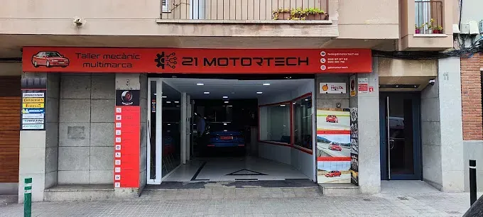 Un coche está aparcado en un garaje delante de un edificio.