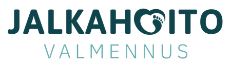Jalkahoito Valmennus -logo, jossa on sinivihreä teksti ja jalkakuvake sanamerkissä