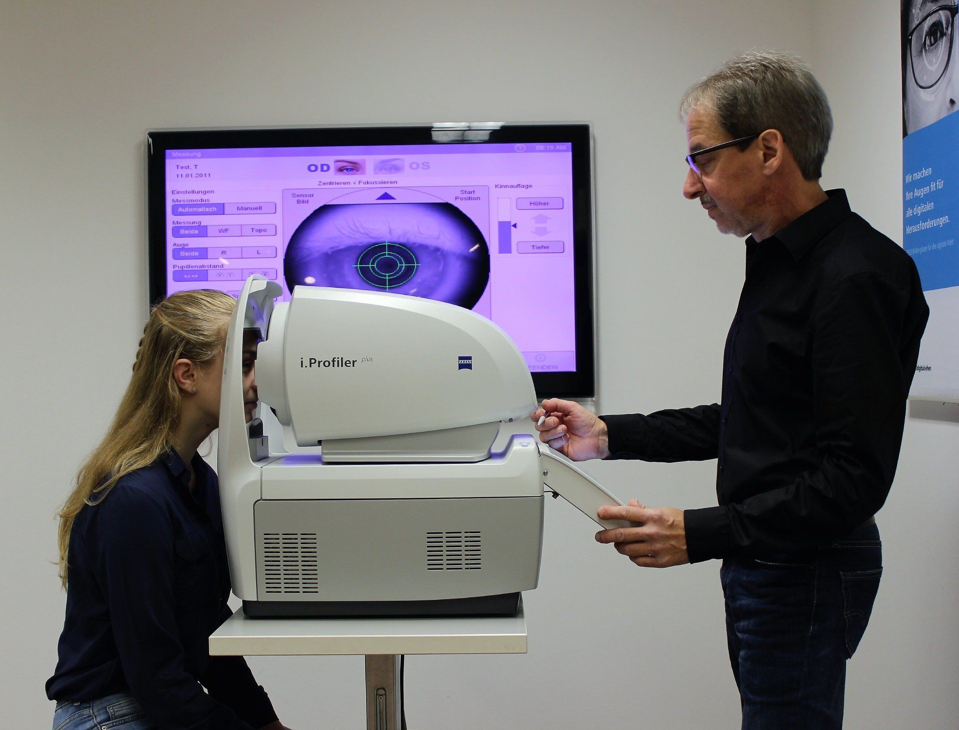 Augencheck mit einem Gerät beim Optiker