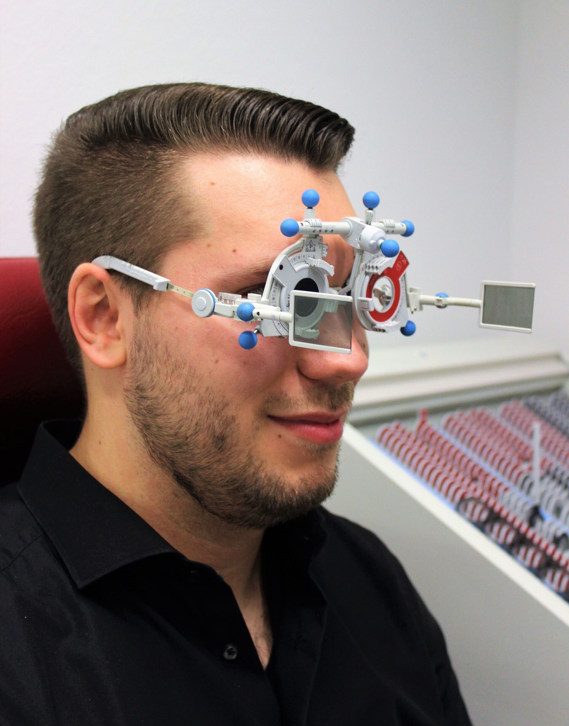 Augenanalyse und Sehstärkenbestimmung bei einem Mann