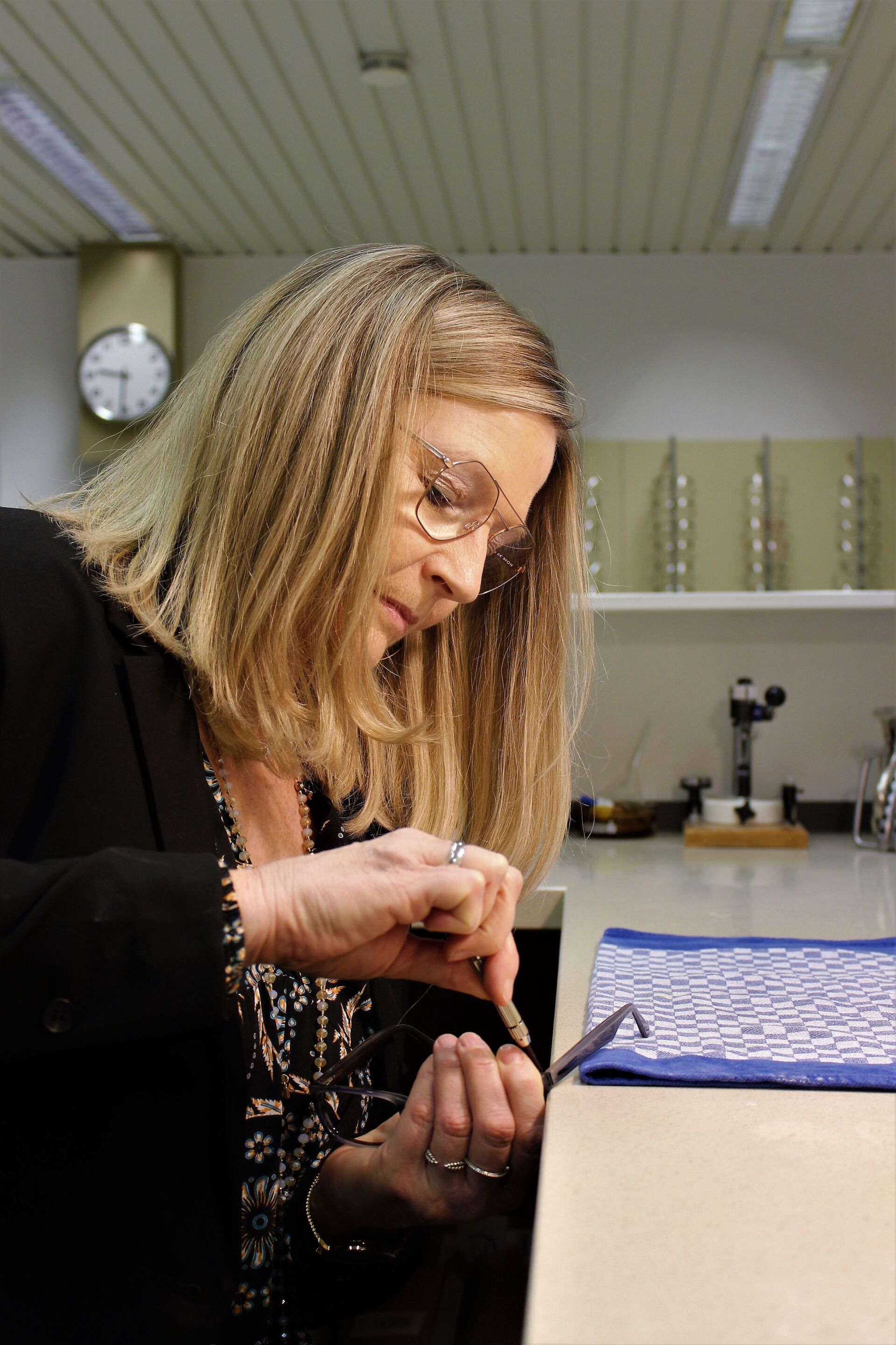 Mitarbeiterin von Optik Schulz oHG bei der Reparatur einer Brille