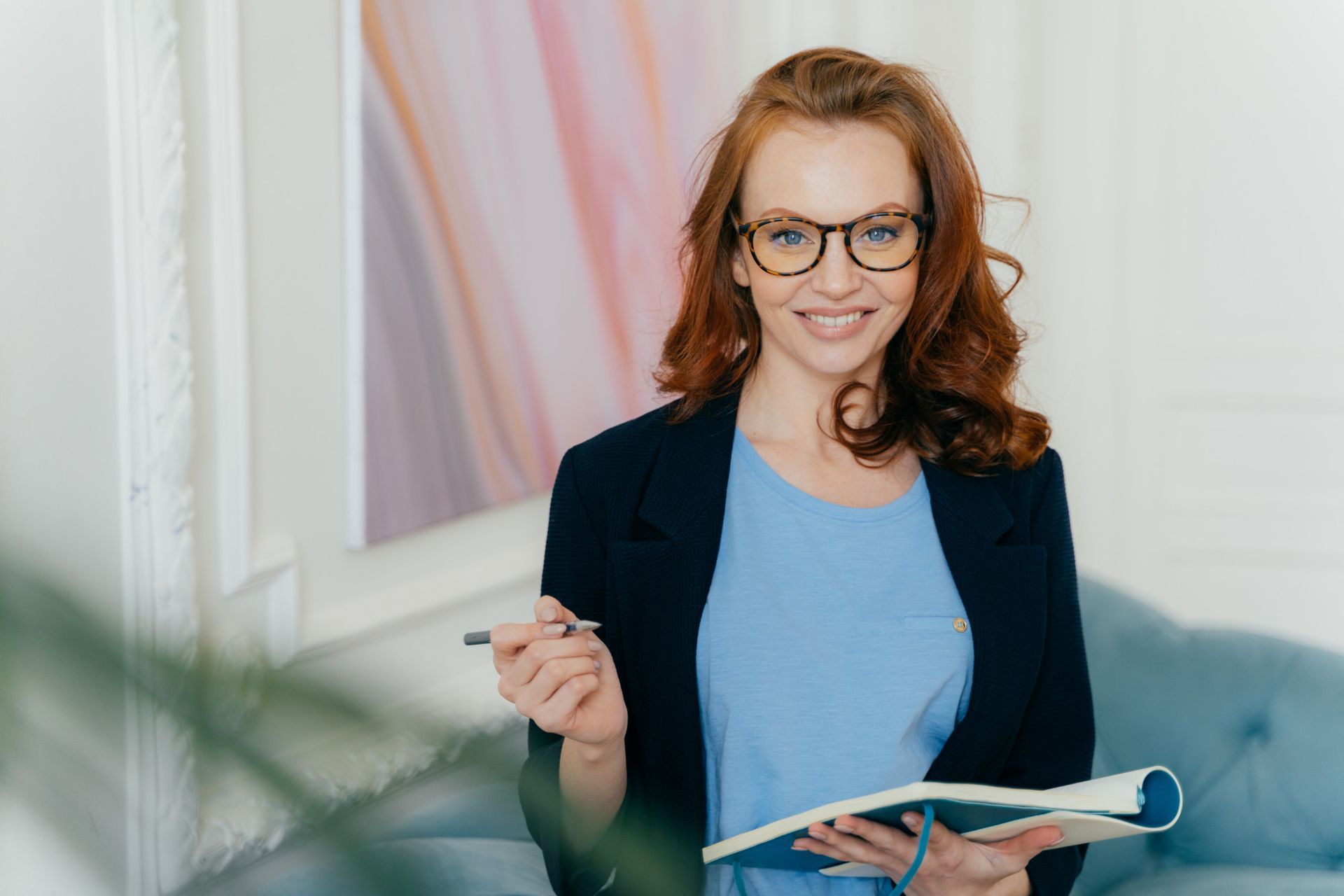 Frau mit Brille und Zeitschrift in der Hand