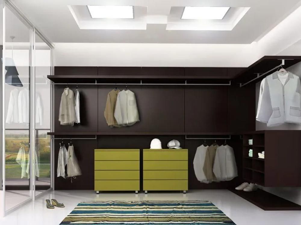 Vestidor moderno con estanterías marrón oscuro, cajones verde lima y perchero. Suelo y techo blancos brillantes.