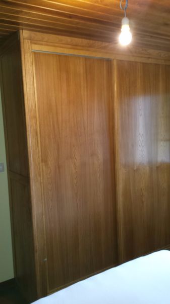 Puertas de armario de madera con una bombilla colgando encima.