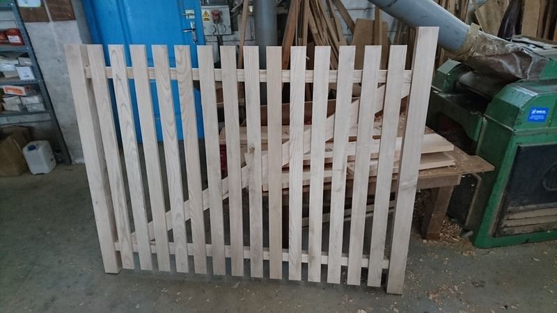 Puerta de madera realizada con tablones verticales en taller.