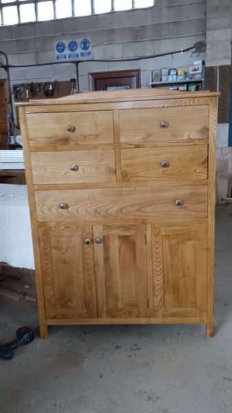 Armario de madera con cajones y puertas en taller.