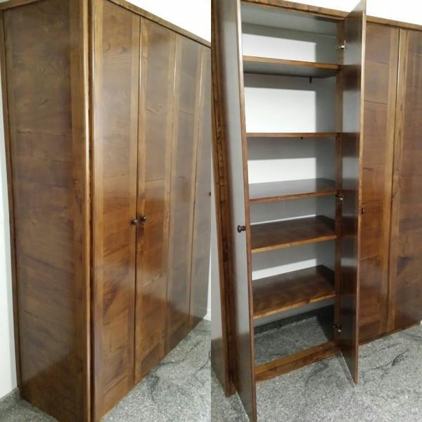 Dos armarios de madera, uno abierto con estantes a la vista. Diseño limpio y marrón.