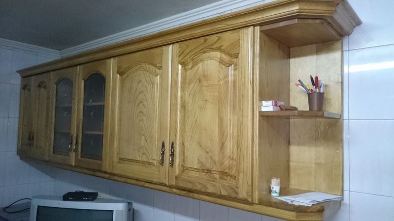 Gabinetes de cocina de madera con puertas de vidrio y macizas. Estante esquinero para bolígrafos y objetos pequeños.