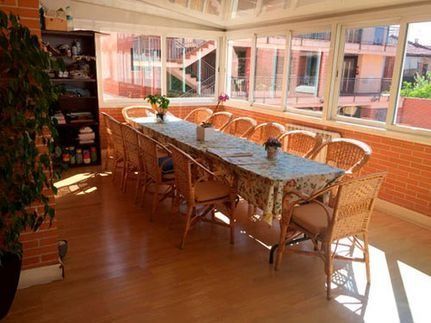 Hay una mesa larga y sillas en la habitación.