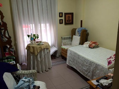 Un dormitorio con una cama individual y una mesa.