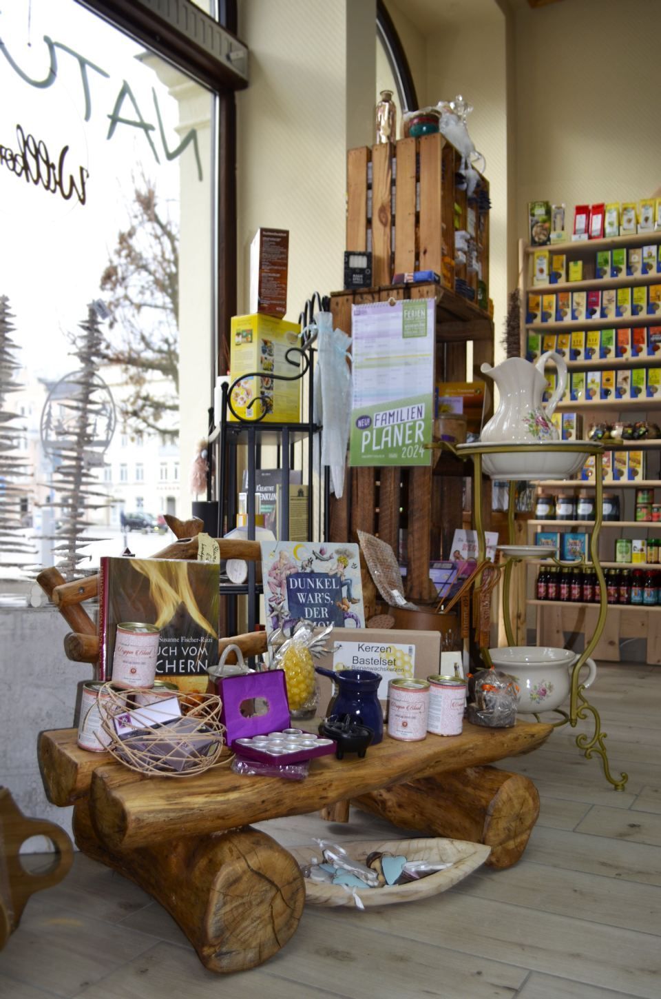 Ein Holztisch in einem Geschäft mit einem Schild mit der Aufschrift „Utah“