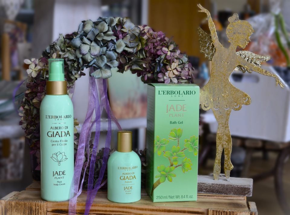 Eine Flasche Parfüm und eine Schachtel Parfüm stehen auf einem Holztisch.