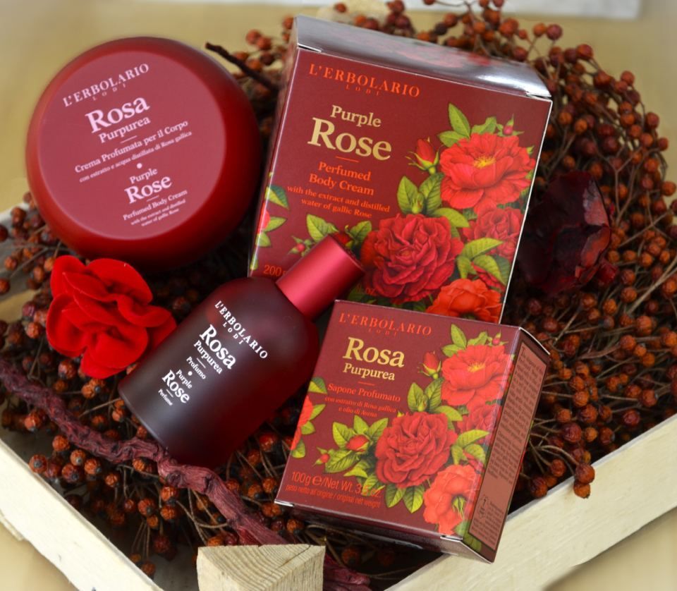 Eine Schachtel mit Purple Rose-Parfüm und Körpercreme