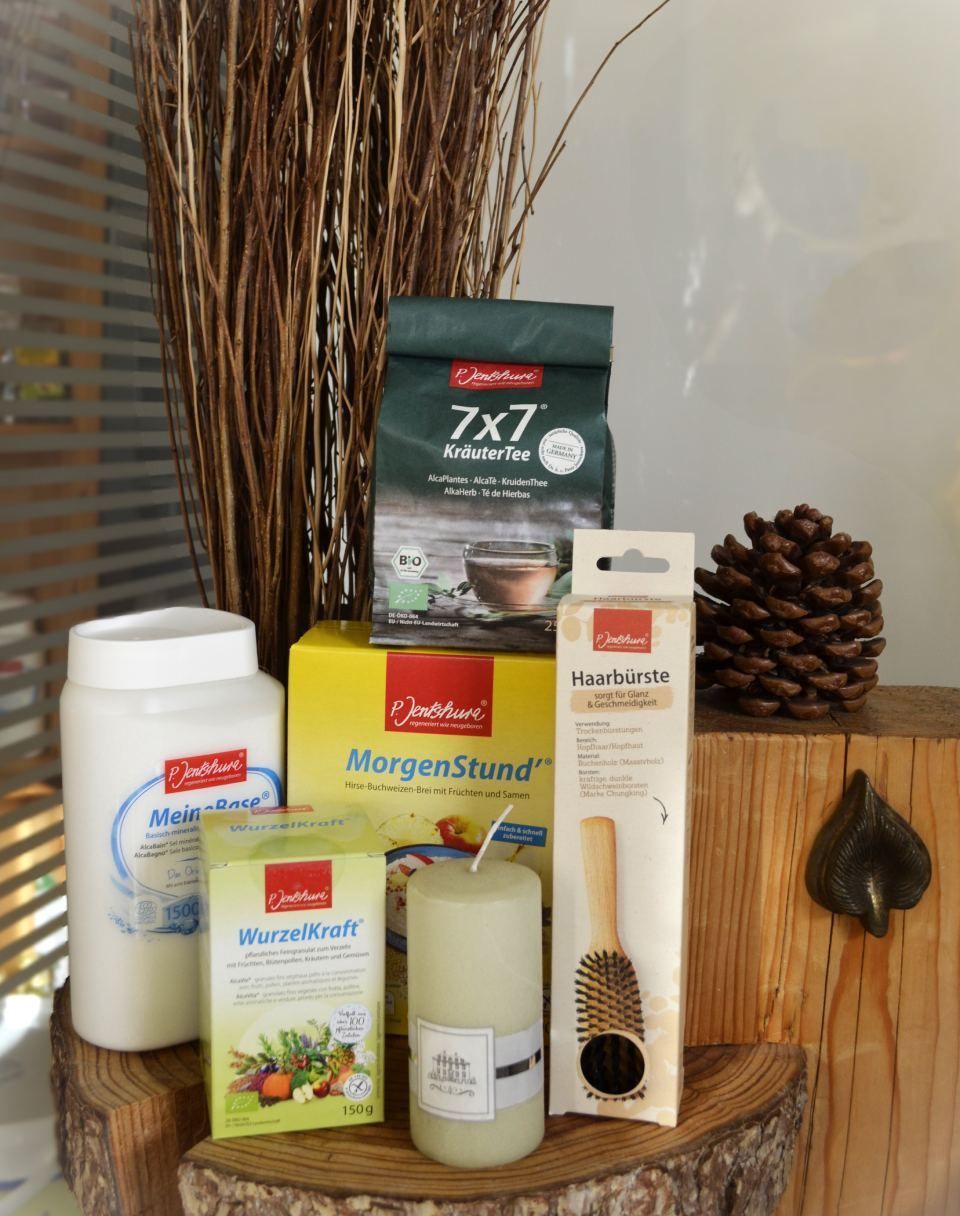 Eine Kiste mit 7x7 steht auf einem Holztisch