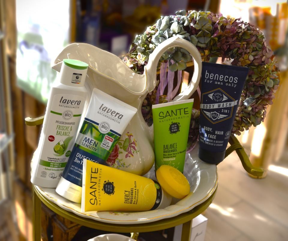 Mehrere Flaschen mit Benecos-Produkten stehen auf einem Tisch