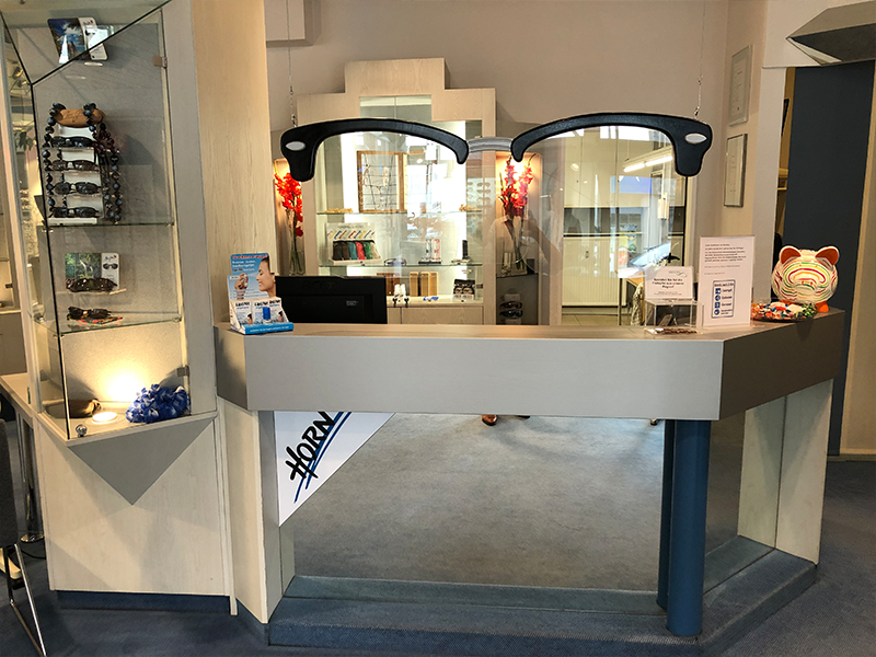 Eine Ladenfront mit einem Schild mit der Aufschrift „Happy“ darauf