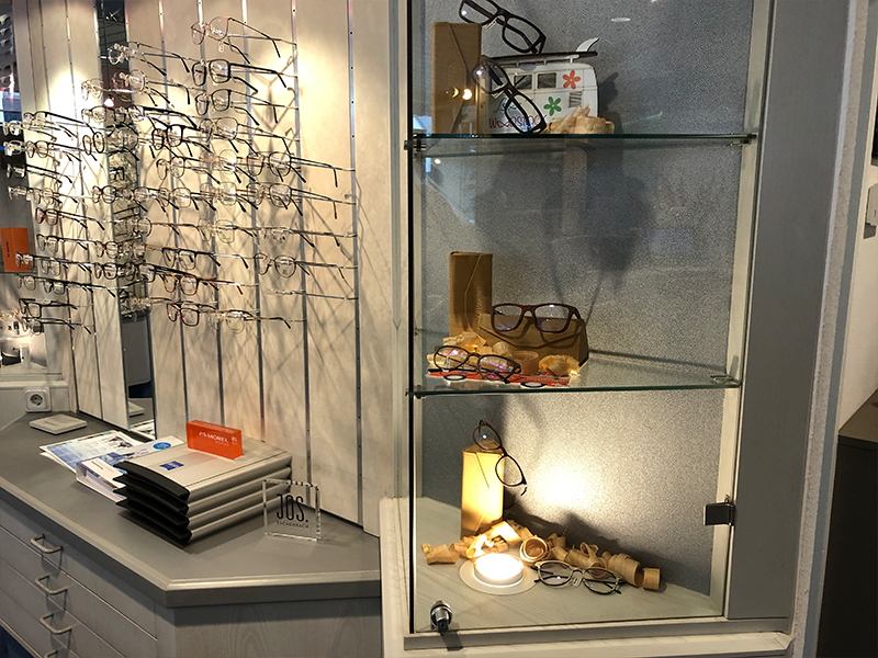 Eine Vitrine voller Gläser und anderer Gegenstände