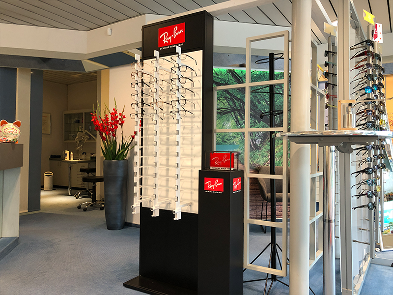 Ein Ray-Ban-Display in einem Optikergeschäft