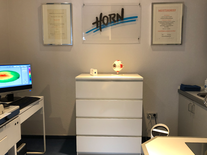 Ein Zimmer mit einem Schild mit der Aufschrift „Hupe“ darauf