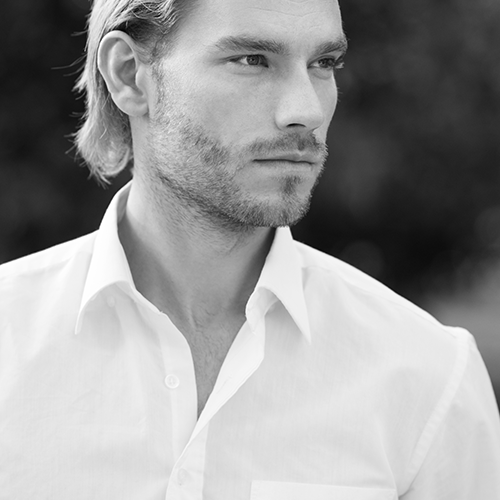 Mann mit Kontaktlinsen blickt seitlich in die Ferne