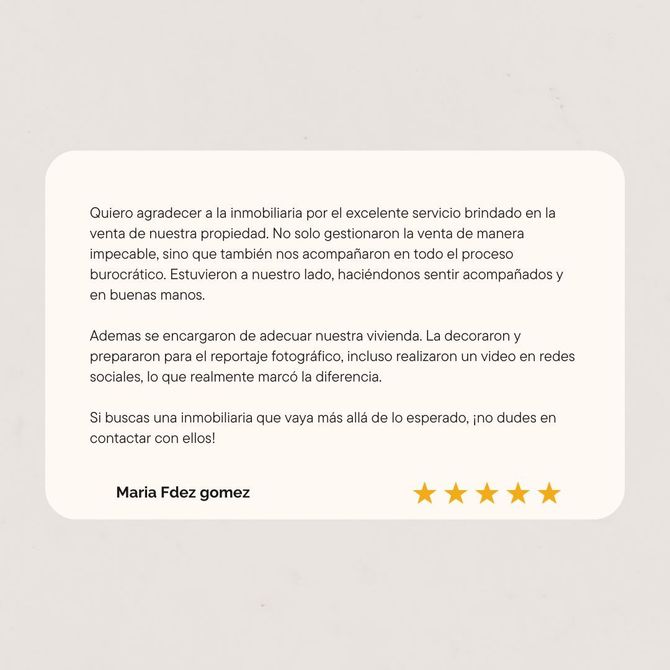Una tarjeta blanca con una reseña en español.